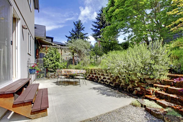 Piccolo cortile recintato verde con giardino — Foto Stock