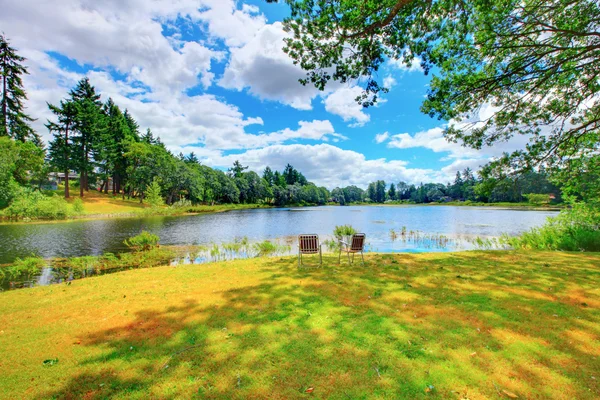 Pemandangan musim panas di tepi sungai dengan dua kursi. Pulau McNiel, Washington — Stok Foto