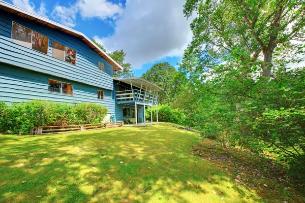 Maison américaine bleue extérieure avec cour arrière et beaucoup de verdure. Île McNiel, Washington . — Photo