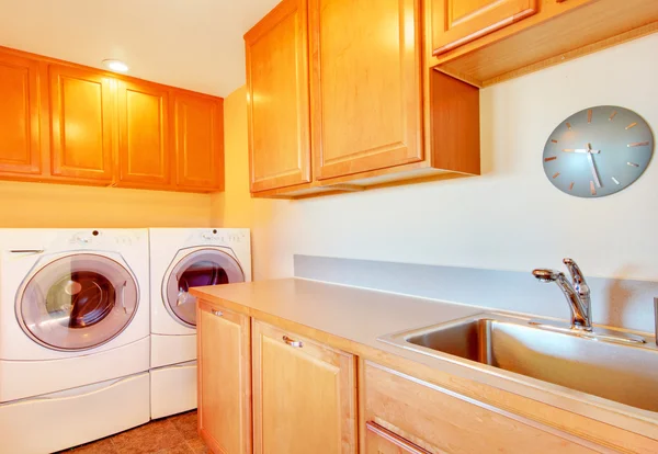 Laundry room with modern appliances and light tone cabinets. — Stock Photo, Image