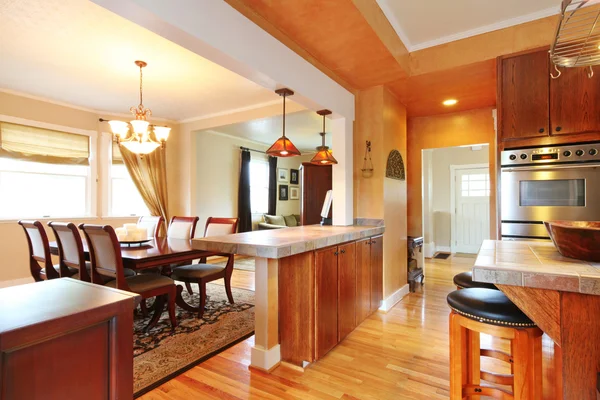 Evin iç açık duvar tasarımı ile. Yemek Masası kümesi ve mutfak oda görünümünü. — Stok fotoğraf