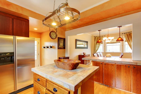 Cocina y comedor interior con armarios de madera marrón y mesa de comedor . — Foto de Stock