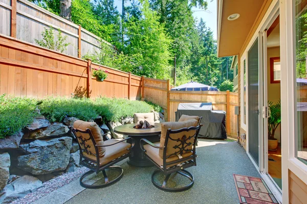 Area patio cortile con tavolo e pavimento di cemento . — Foto Stock