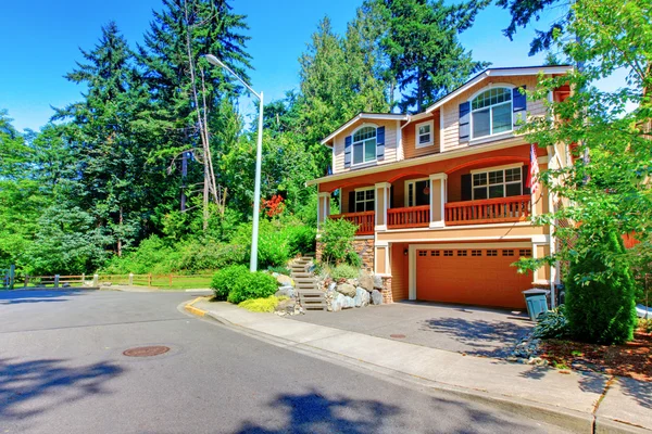 Adorable orange three story house with driveway. — Stock Photo, Image