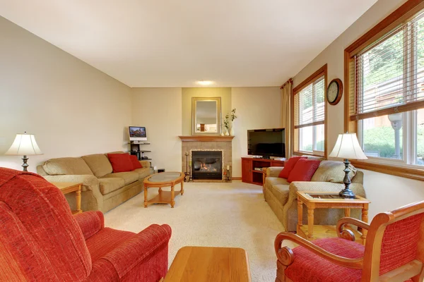 Interior de la casa. Melocotón y sala de estar roja con chimenea y muebles rojos . — Foto de Stock