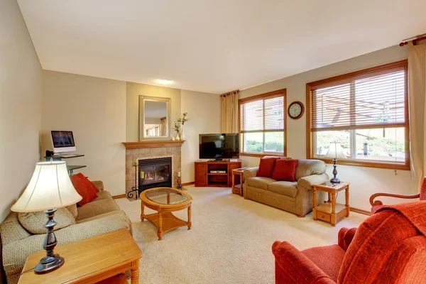Hausinnenraum. Pfirsich und rotes Wohnzimmer mit Kamin und roten Möbeln. — Stockfoto