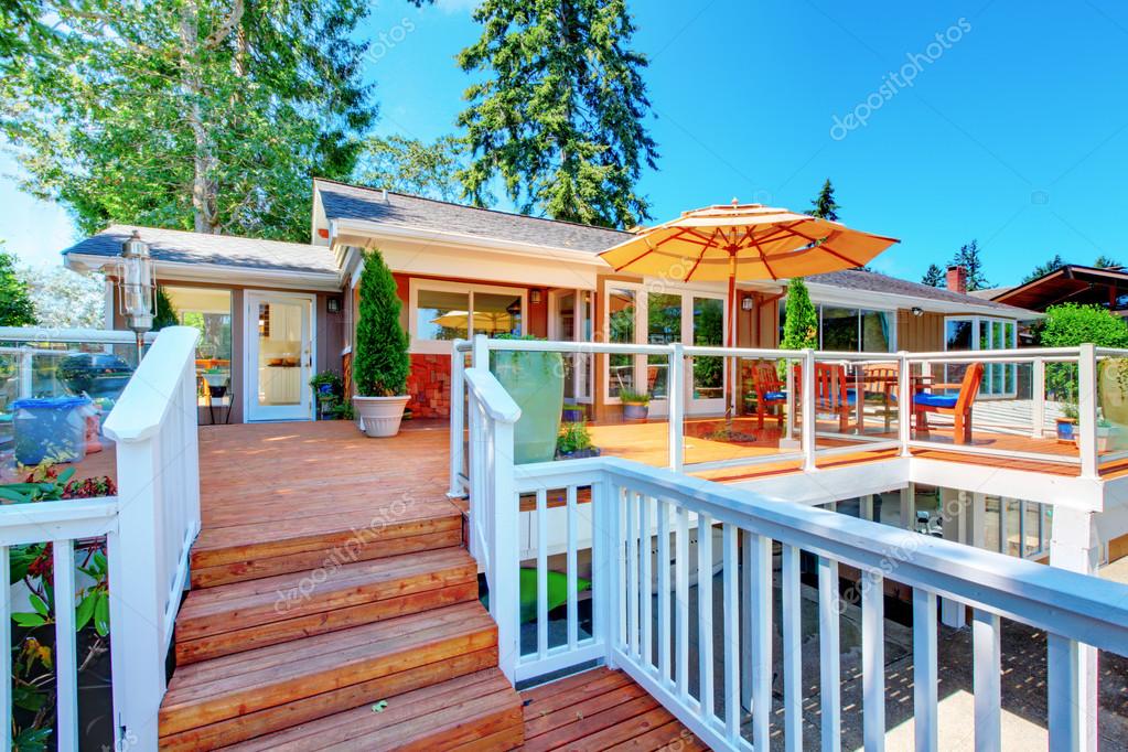 Gemütliche abgeschirmten Ausstand Deck mit Terrasse Bereich und weißen