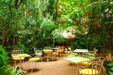 Masa ve sandalyeler ile rahat küçük arka bahçesinde Teras