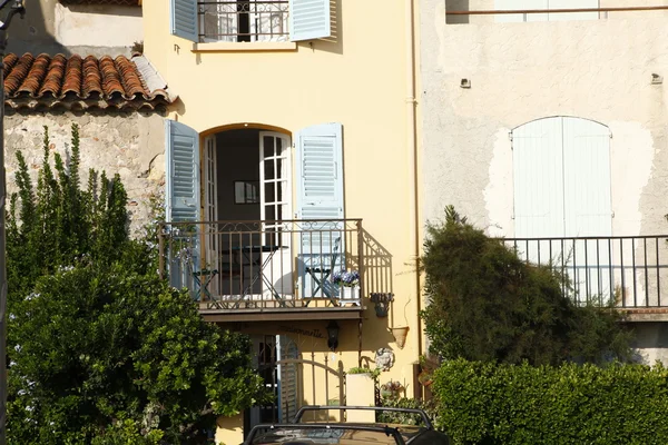 Antibes, France - October 17, 2011: Street in the old town Antibes — Stock Photo, Image