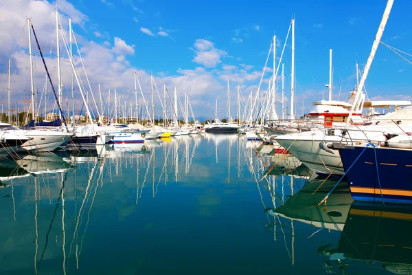 Antibes, Frankreich - 17. Oktober 2011: Hafen von Antibes am Mittelmeer — Stockfoto