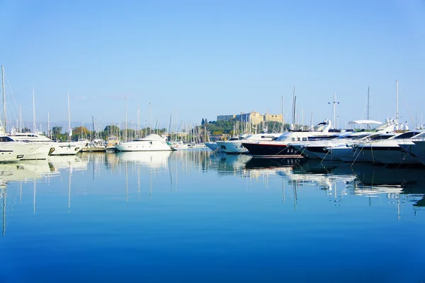 Antibes, França - 17 de outubro de 2011: Porto de Antibes no mar Mediterrâneo — Fotografia de Stock