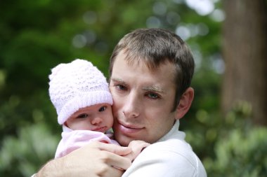 Sevecen bir baba küçük kızı sarılma yakın portresi