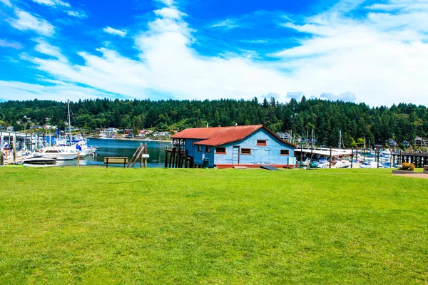 Gig Harbor, WA - September 25, 2011: Small town downtown marina area. — Stock Photo, Image