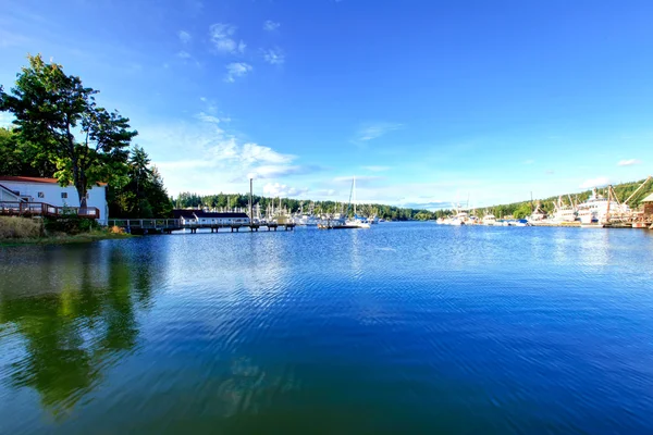 Gig Harbor, WA - 25 de septiembre de 2011: Zona marina del centro de la ciudad pequeña . — Foto de Stock