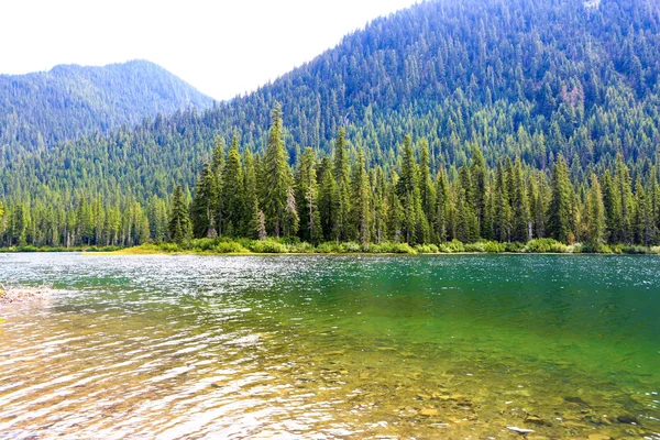 Paenic Mountain lago verde con acqua trasparente — Foto Stock