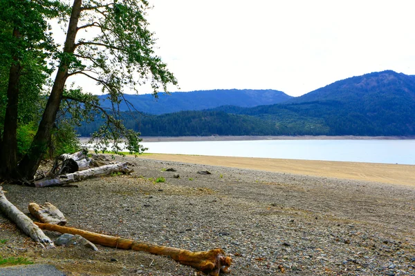 Escénica Montaña Lago verde con agua transparente —  Fotos de Stock