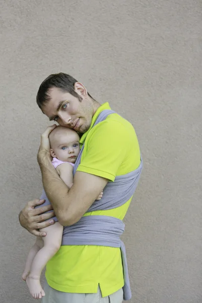 Ritratto indoor del giovane padre che abbraccia la sua figlioletta — Foto Stock