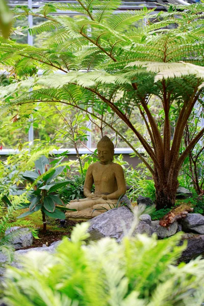 Buddha statue sitting in garden. — Stock Photo, Image