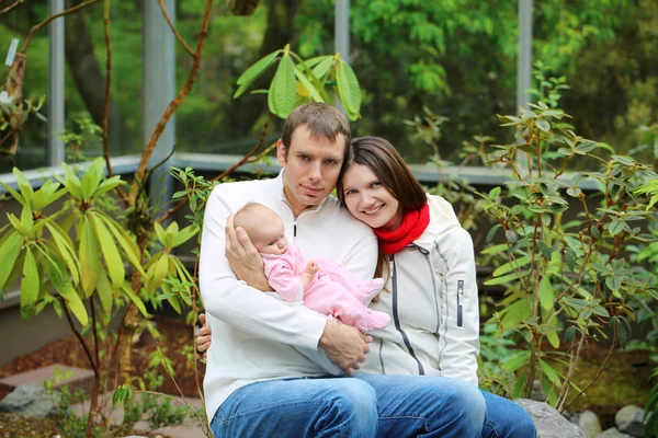 Famiglia felice che sorride insieme in giardino . — Foto Stock