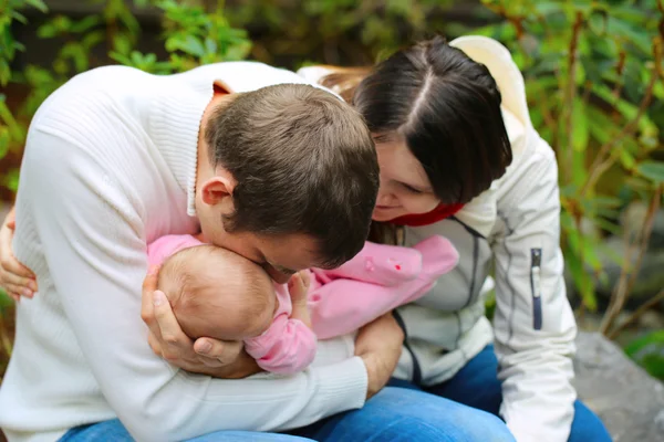 Família feliz juntos no jardim . — Fotografia de Stock