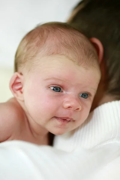 New born baby over his fathers shoulders — Stock Photo, Image