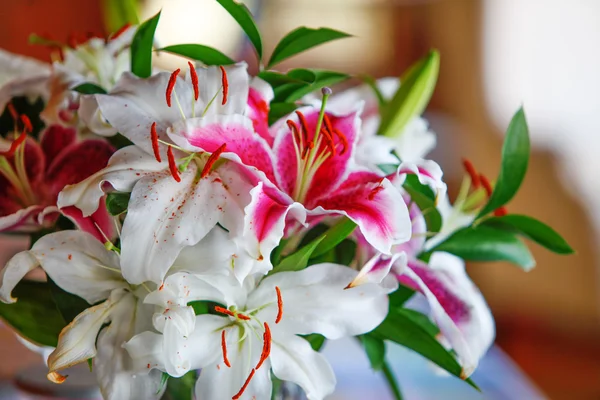 Hermosas flores rosadas en un ramo de lirios — Foto de Stock