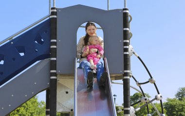 Anne ile kızı oyun üzerinde. Güneşli gün