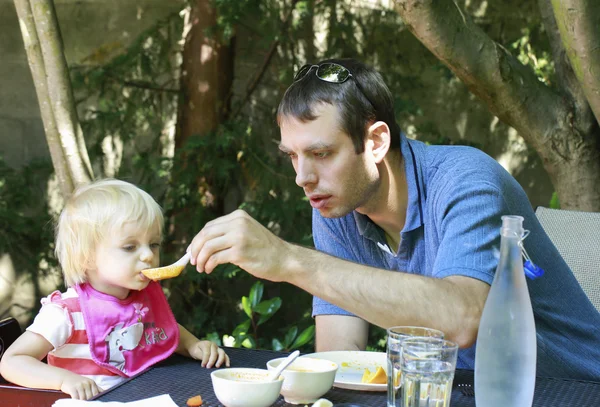 Papà che nutre il bambino con un cucchiaio — Foto Stock