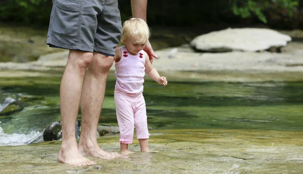 Padre con un bambino cammina nel fiume — Foto Stock