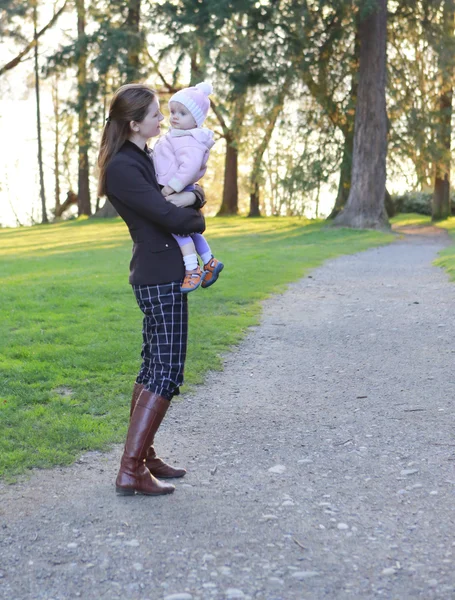 Mamma e figlia a piedi nel parco — Foto Stock