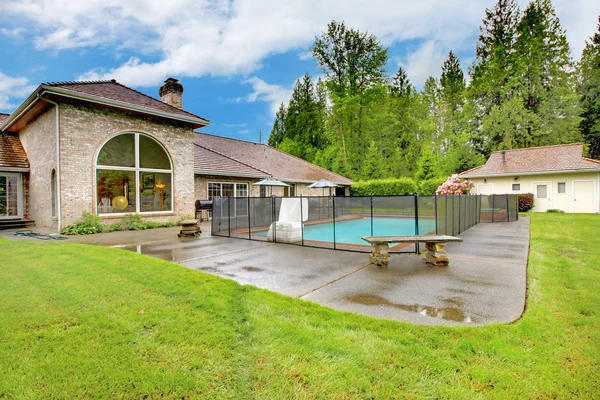 Luxuosa casa noroeste com grande piscina e área de pátio . — Fotografia de Stock