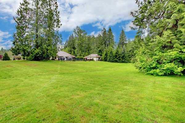 Countryside house exterior with large green backyard. — Stock Photo, Image