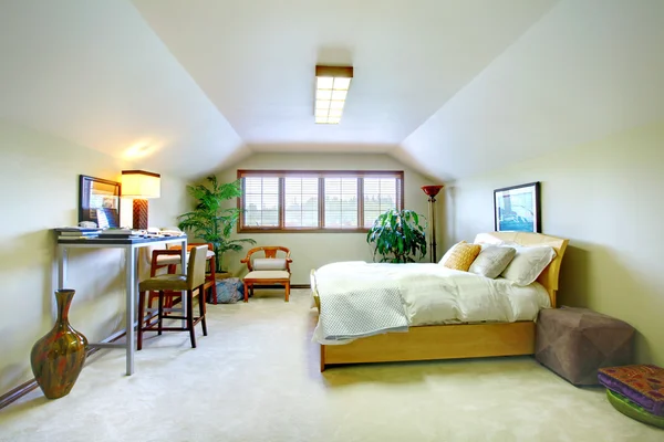 Elegante dormitorio de arriba en tonos suaves con techo abovedado y área de estudio . — Foto de Stock