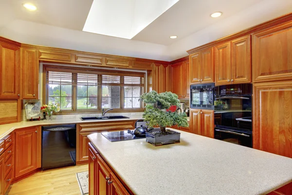 Interior de cozinha de madeira marrom com teto branco e clarabóia . — Fotografia de Stock