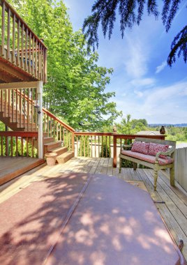 Birinci düzeyde zevk için tezgah ve jakuzi ile iki seviye arka bahçe güverte.