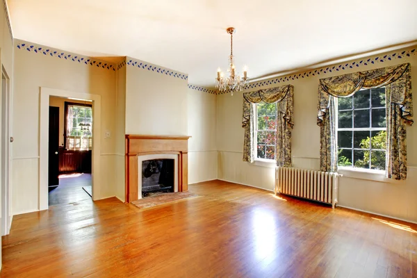 Acogedor salón vacío con chimenea y suelo de madera . —  Fotos de Stock