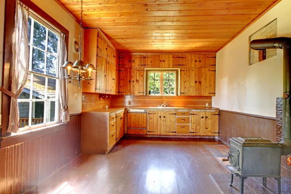 Ancien intérieur de la cuisine avec vieux poêle en fer et plafond en bois . — Photo