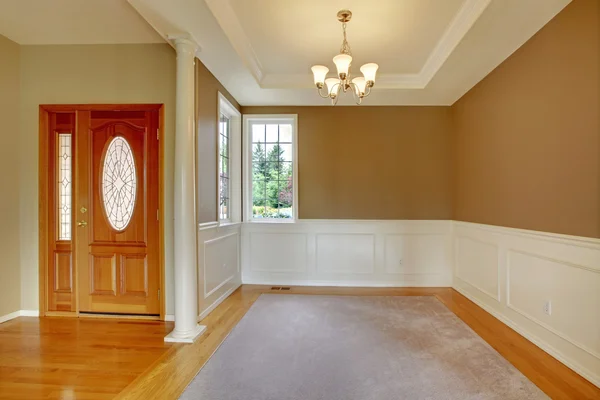 Bel modo luminoso ingresso a casa con pavimento in legno — Foto Stock