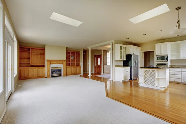 Prázdnou obývací pokoj s připojeným kuchyně, s dřevěnými. — Stock fotografie