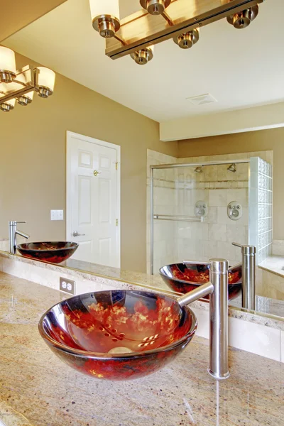 Bonito baño principal con mostradores de mármol en casa de lujo . — Foto de Stock