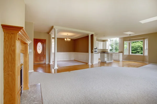 Salón vacío con cocina conectada, con madera dura . — Foto de Stock