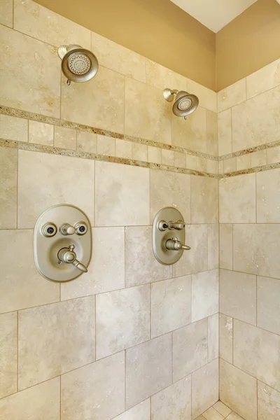 Nowoczesny prysznic z beżowymi płytkami i dwiema głowami. — Zdjęcie stockowe