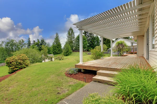 Ponte anteriore in legno di casa con prato verde — Foto Stock