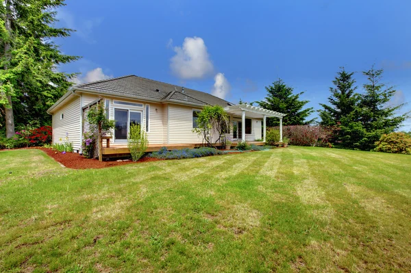 Pequeña casa americana. césped lleno de hierba grande — Foto de Stock