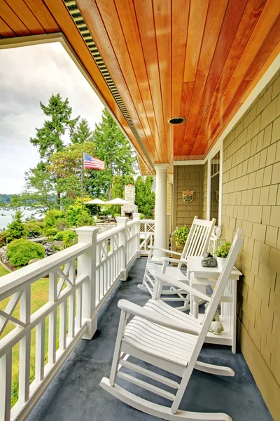 Piccolo balcone lungo casa esterna con sedie a dondolo e bella vista . — Foto Stock