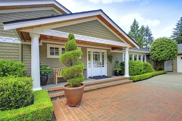 Casa exterior. Vista del porche de columna de entrada . —  Fotos de Stock