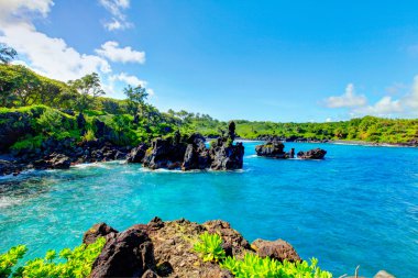 Güneşli bir günde buzlu kırma dalgalar. Maui, Hawaii