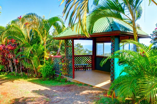 Gazebo tropik bahçede. Cennet Bahçesi, Maui Hawaii — Stok fotoğraf