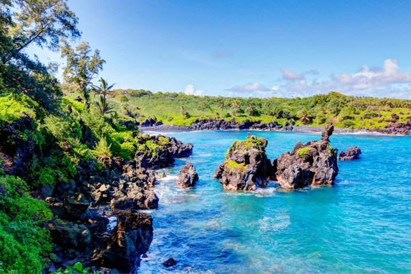 Hullámok feltörése a sziklák a napsütésben. Maui, Hawaii — Stock Fotó