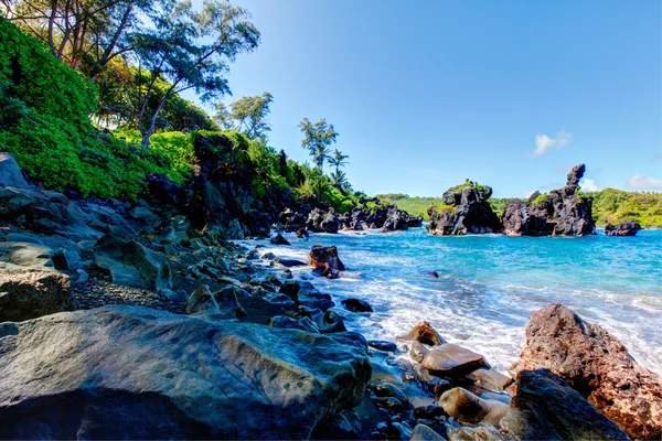 Vågor på klipporna på en solig dag. Maui, Hawaii — Stockfoto